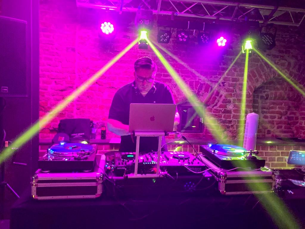 DJ LOFTBEAT unter den Lichtstrahlen